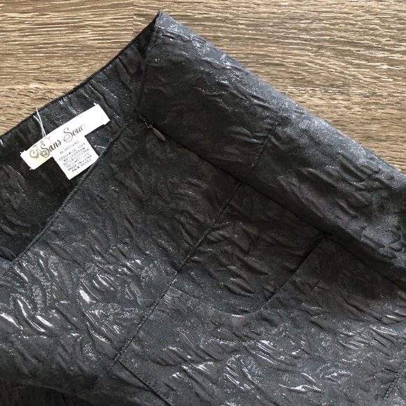 High waisted black short - Picture 2 of 3